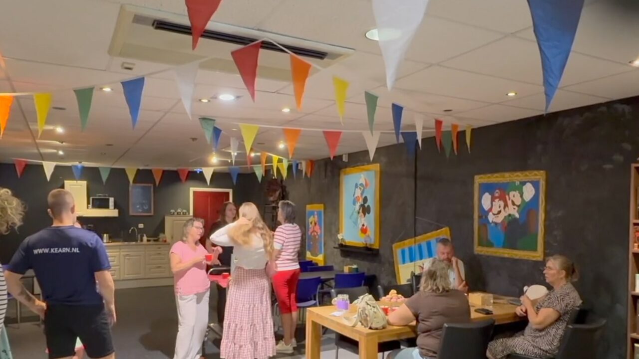 Nieuwe ontmoetingsplek in Surhuisterveen: iedereen is welkom bij Kom derby