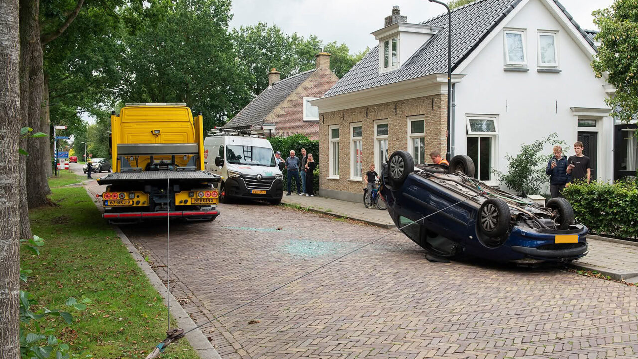 Auto slaat over de kop in Surhuizum, bestuurder aangehouden na positieve drugstest