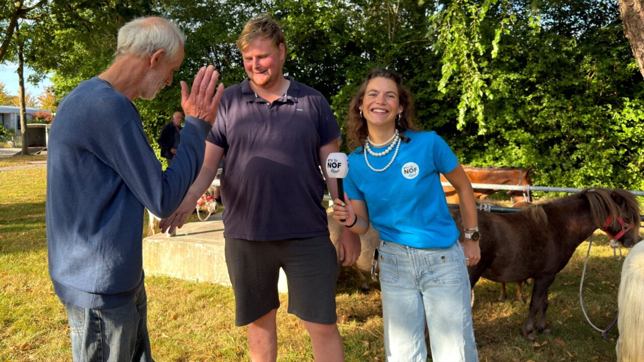 Moai Fuort 23: Handjeklap beslist, lukt het verslaggever Esther om een pony te kopen?