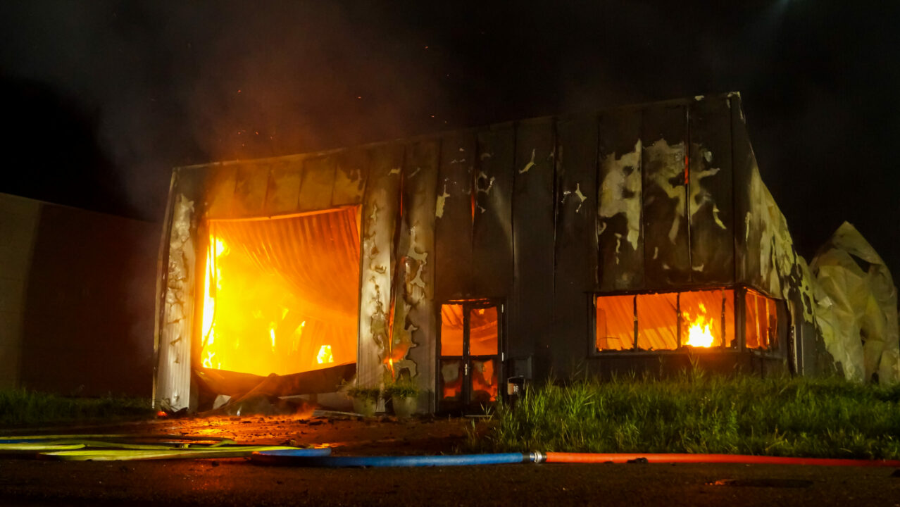 Grote brand verwoest bedrijfspand meubelmakerij in Dokkum