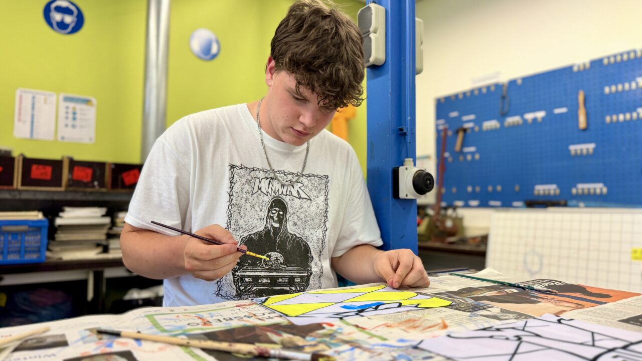 Theaterstuk De Zonnekoning krijgt kleur van leerlingen Dockinga College
