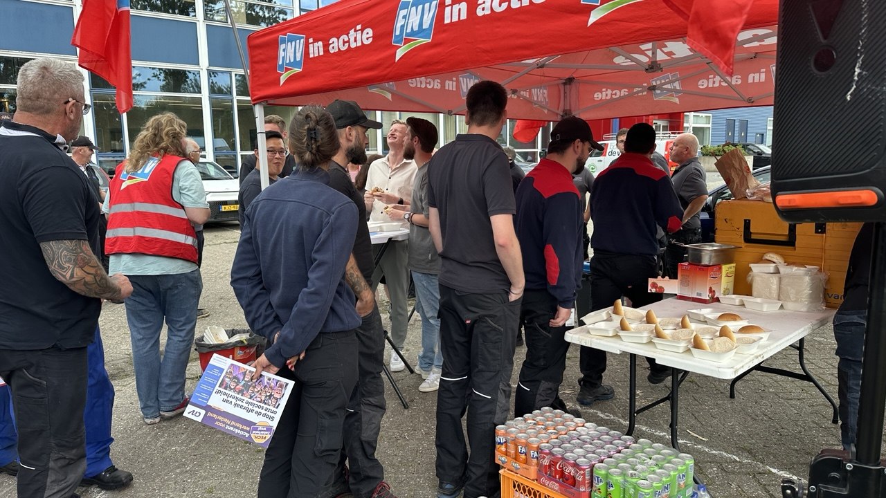 Gehaktballenactie voor behoud sociale zekerheid in Kootstertille