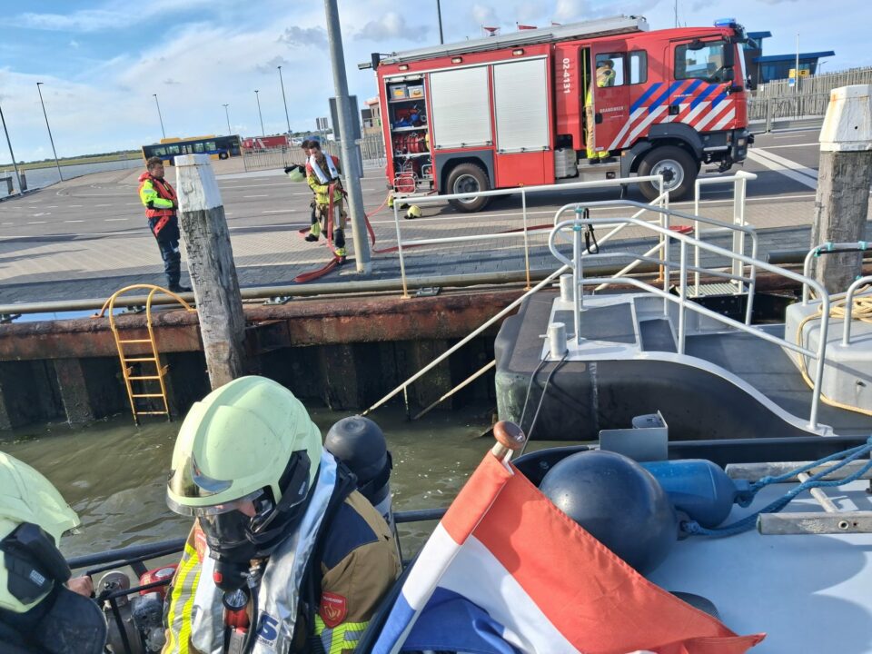 Lekkage en rokende accu’s leiden tot gezamenlijke inzet KNRM en brandweer
