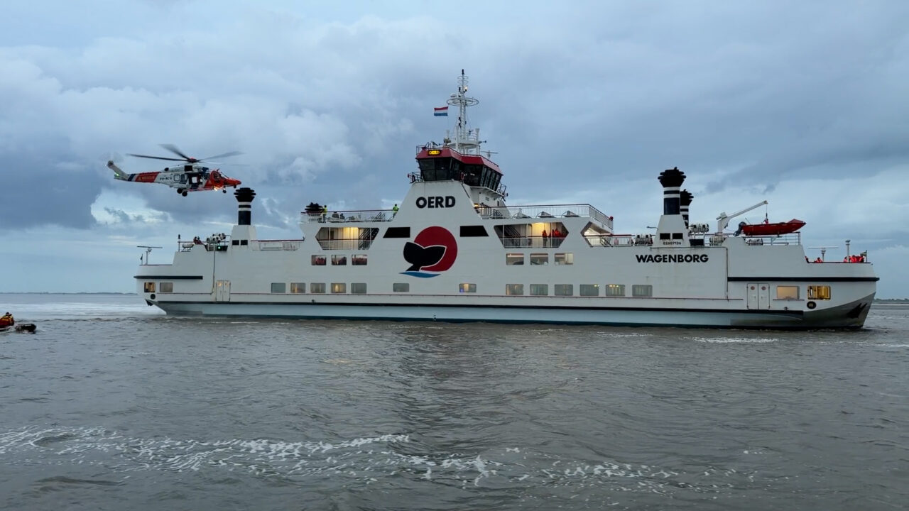 Brand, gijzeling en mensen overboord: grote oefening op de Waddenzee bij Holwert