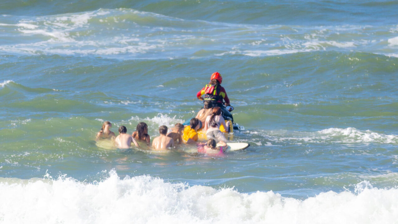 Lifeguards Ameland blikken terug op redding 16 Duitse kinderen: ‘Het had echt anders kunnen aflopen’