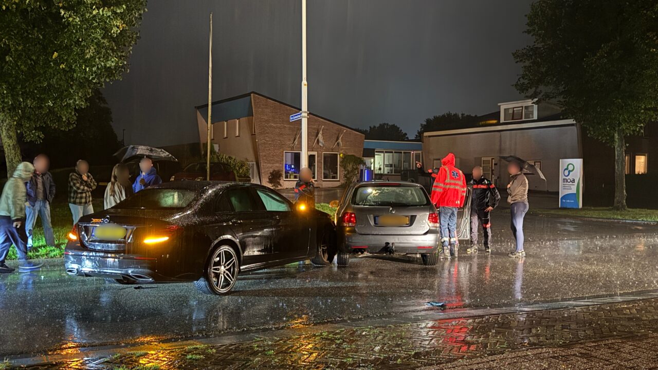 Twee automobilisten komen met de schrik vrij na botsing in Surhuisterveen