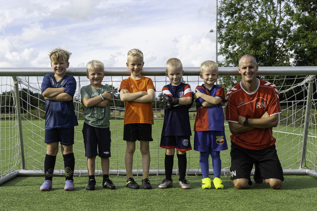 Jonge voetbaltalentjes maken spelenderwijs kennis met voetbal in Noardburgum