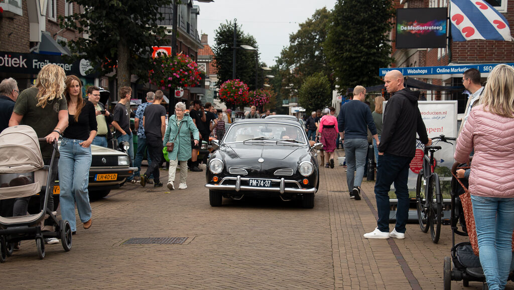 Oldtimers brengen sfeer van vroeger terug in centrum Burgum