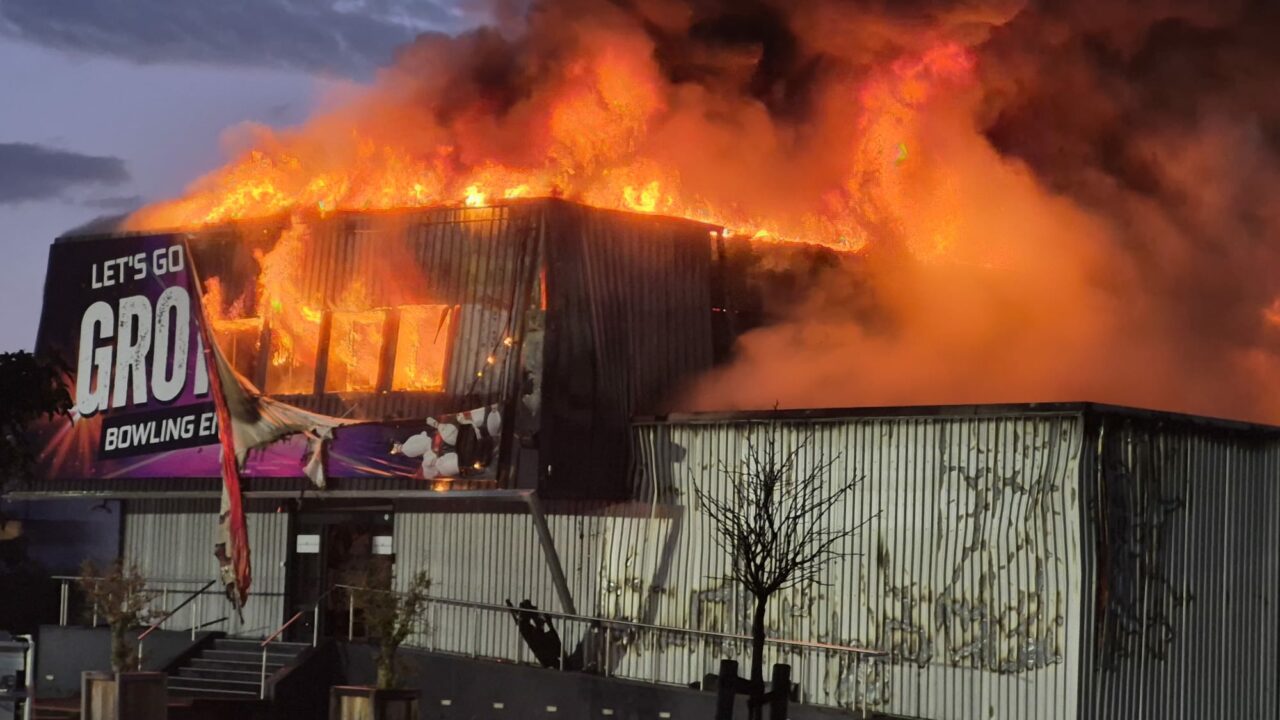 Bowlingcentrum Leeuwarden verwoest door zeer grote brand