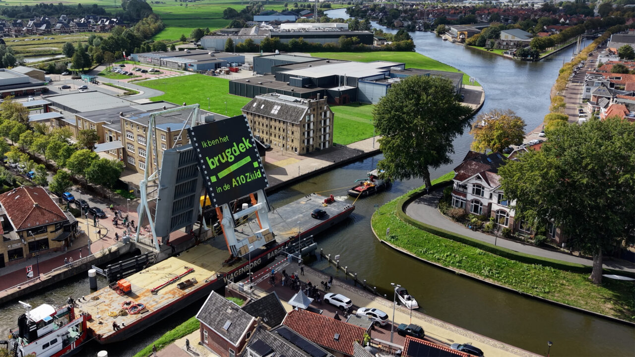Brugdek uit Sumar onderweg naar A10 in Amsterdam