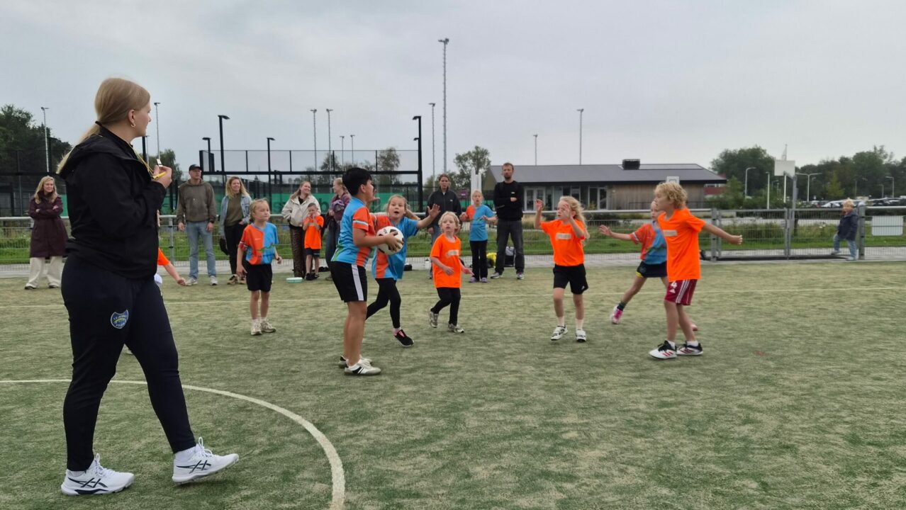 Recorddrukte bij schoolkorfbaltoernooi in Dokkum: 45 teams op het Tolhuispark