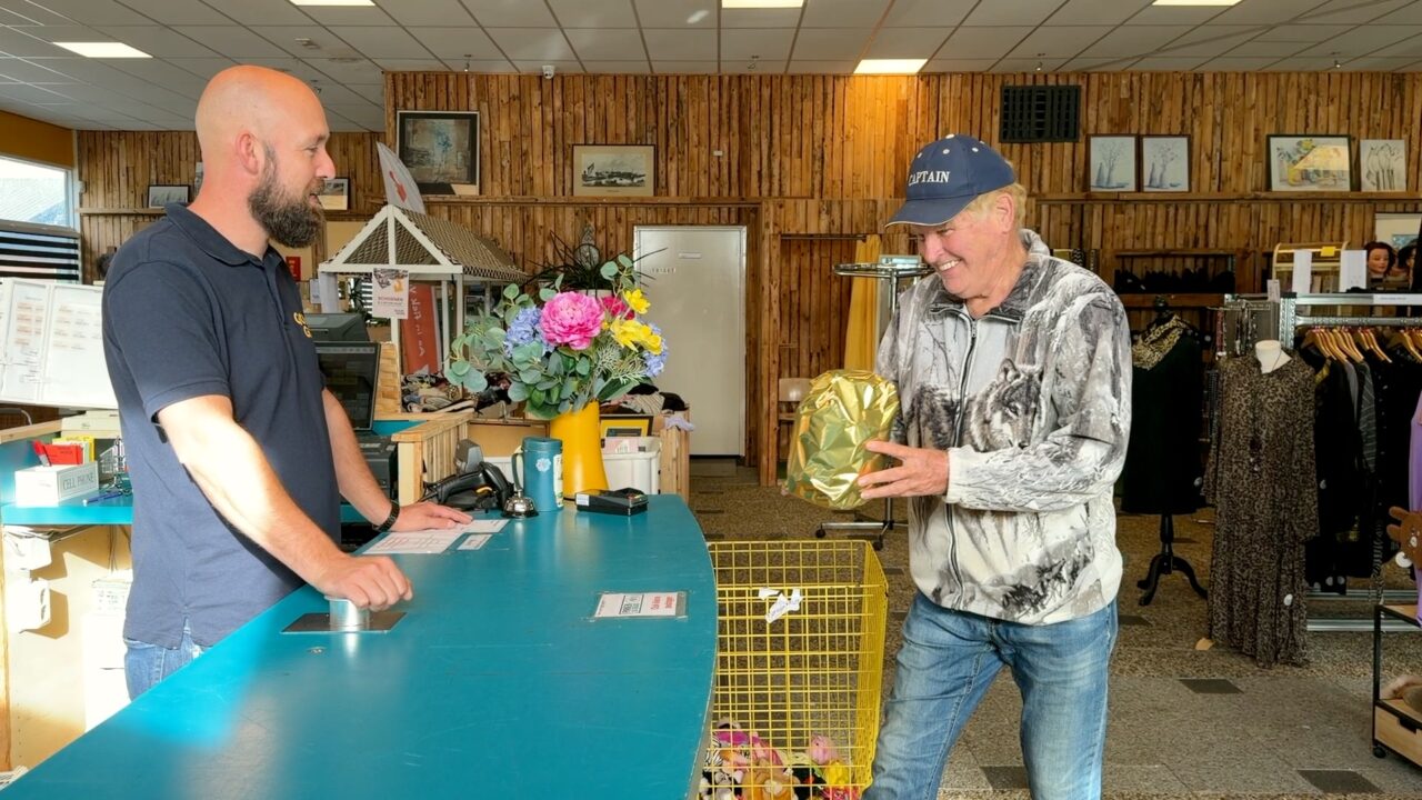 Gouden vondst tijdens Nationale Kringloopdag in Buitenpost: ''Tsjonge jonge, bin ik ek in kear earst
