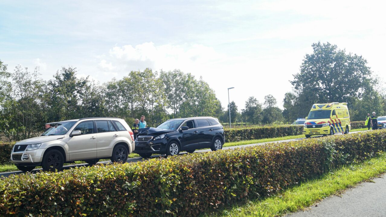 Twee auto’s botsen op Woudweg bij Noardburgum