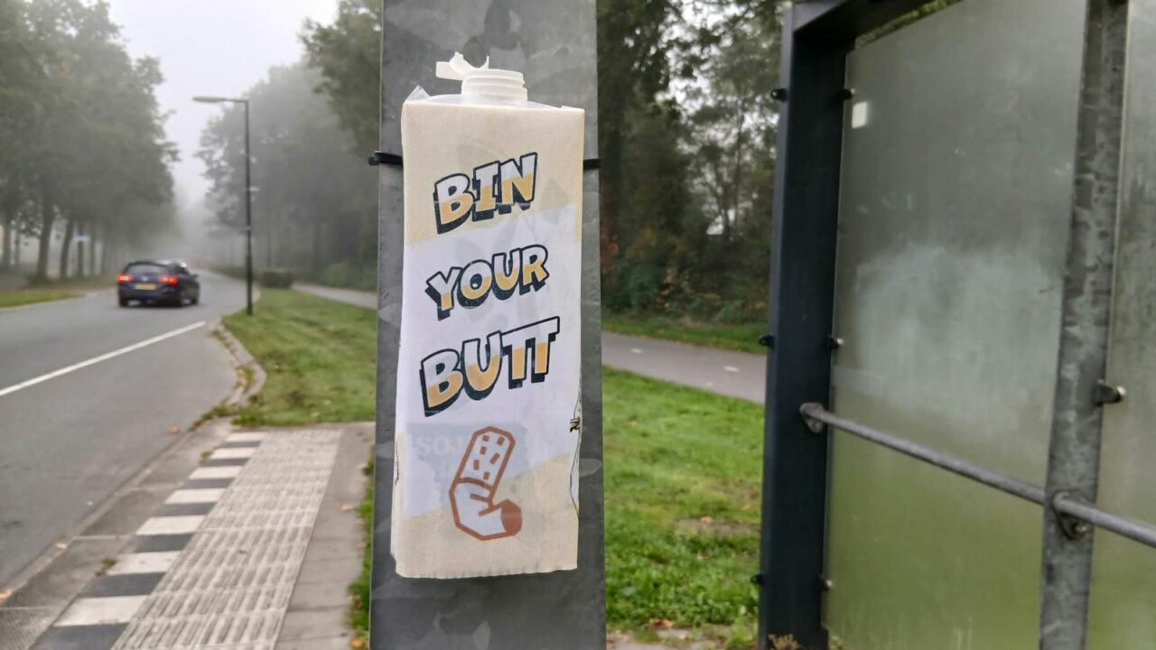 Eigen gemaakte ‘peukenvanger’ bij bushalte: “Hâld it strak”
