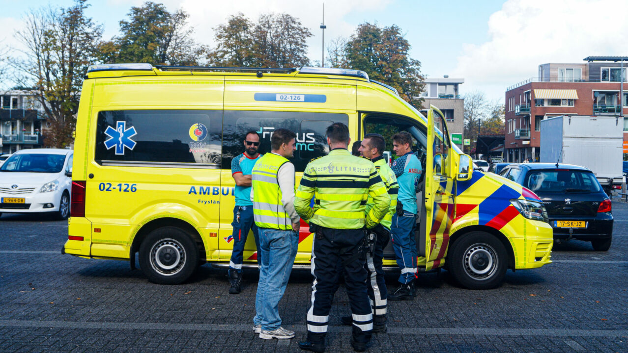 Fietsster aangereden door auto op Markt in Burgum