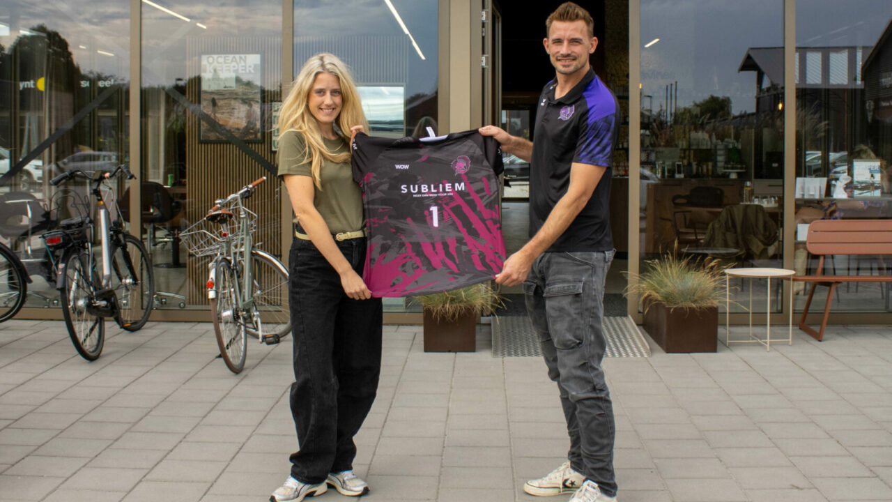 Kapsalon steekt volleybalsters eerste damesteam V.C. Sparta in wedstrijdshirts