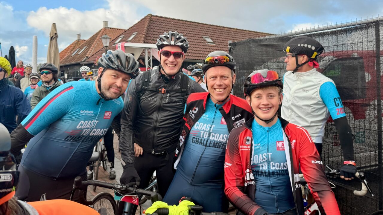 Door weer en wind voor Arie: vriendengroep fietst 500 kilometer voor zieke vriend