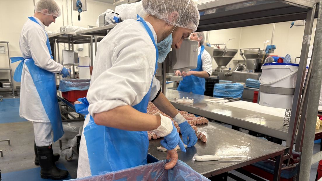 Lege schappen bij Friese Albert Heijn-winkels, extra werk voor vleesmaker Weidenaar