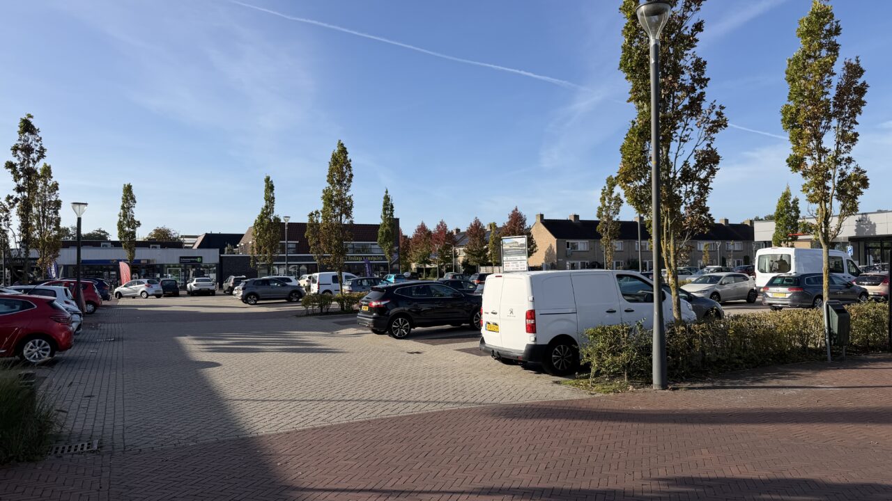 Politie deelt bekeuringen uit na overlast rond winkelcentrum De Westereen