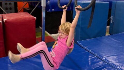 Klimmen, mikken en springen tijdens Nijntje beweegpleintje bij Turn- en gymsport Dokkum
