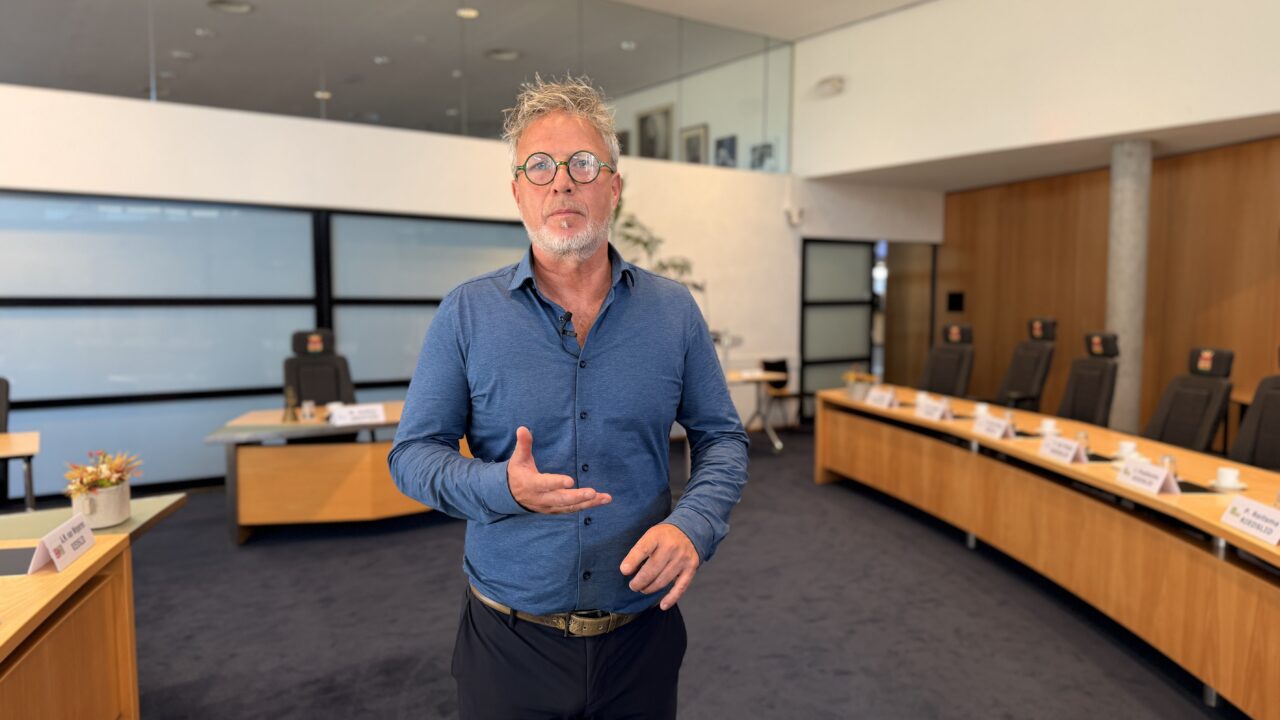 Dantumadiel yn byld: Wat doet de bode achter de deuren van het gemeentehuis?