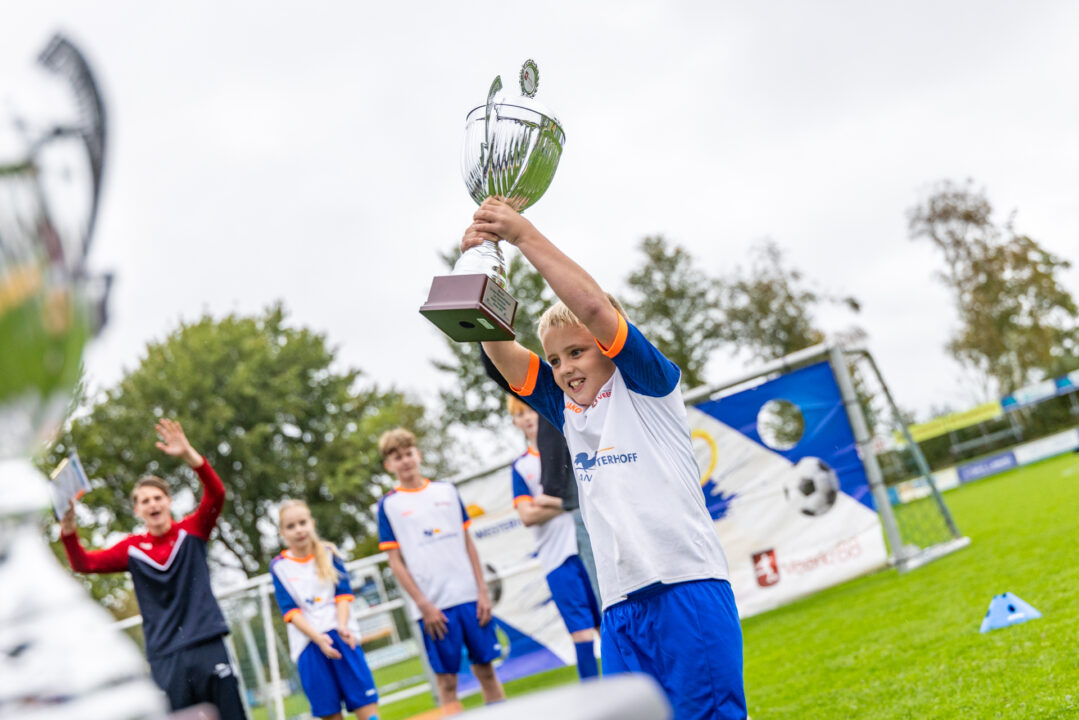 Honderd jonge voetballers genieten van Voetbal Tweedaagse in Buitenpost