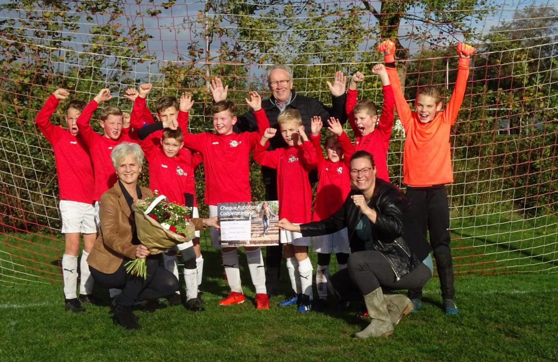 GSVV ontvangt cheque van € 5000,- van Rabobank